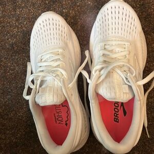 Women’s Brooks white sneakers size 7.5 worn once